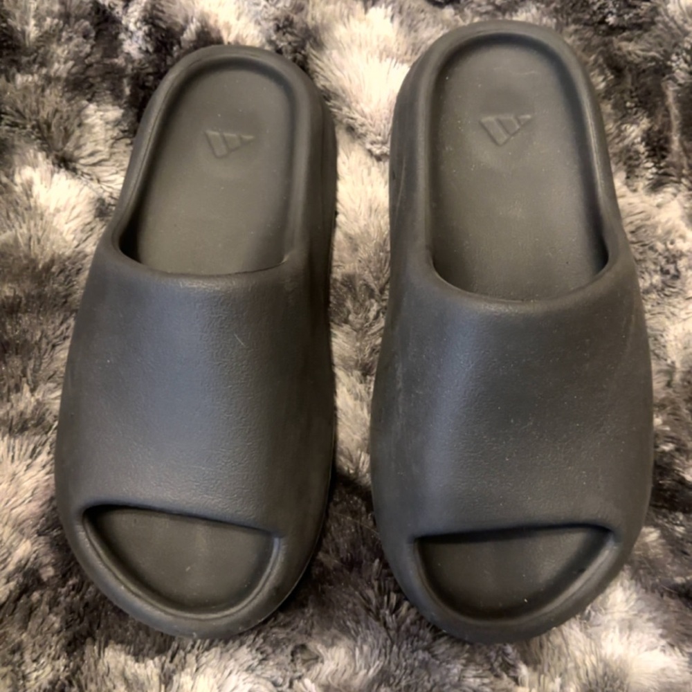 Yeezy slides, black